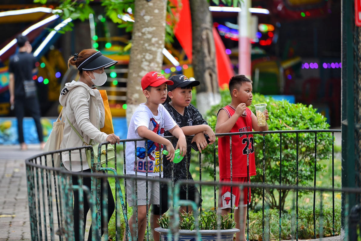 Các em nhỏ hào hứng ngắm nhìn các loài động vật được bảo tồn tại đây.