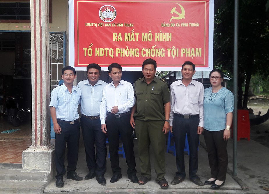 Bà Trần Trọng Kiều Mi (ngoài cùng bên phải) cùng cán bộ xã Vĩnh Thuận ra mắt mô hình tổ nhân dân tự quản phòng, chống tội phạm.