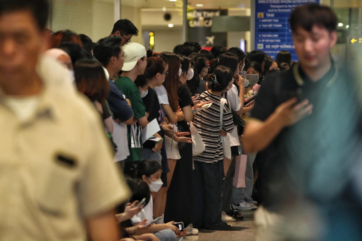 Rất đông người hâm mộ mong chờ được gặp thần tượng ở ngoài đời thật.