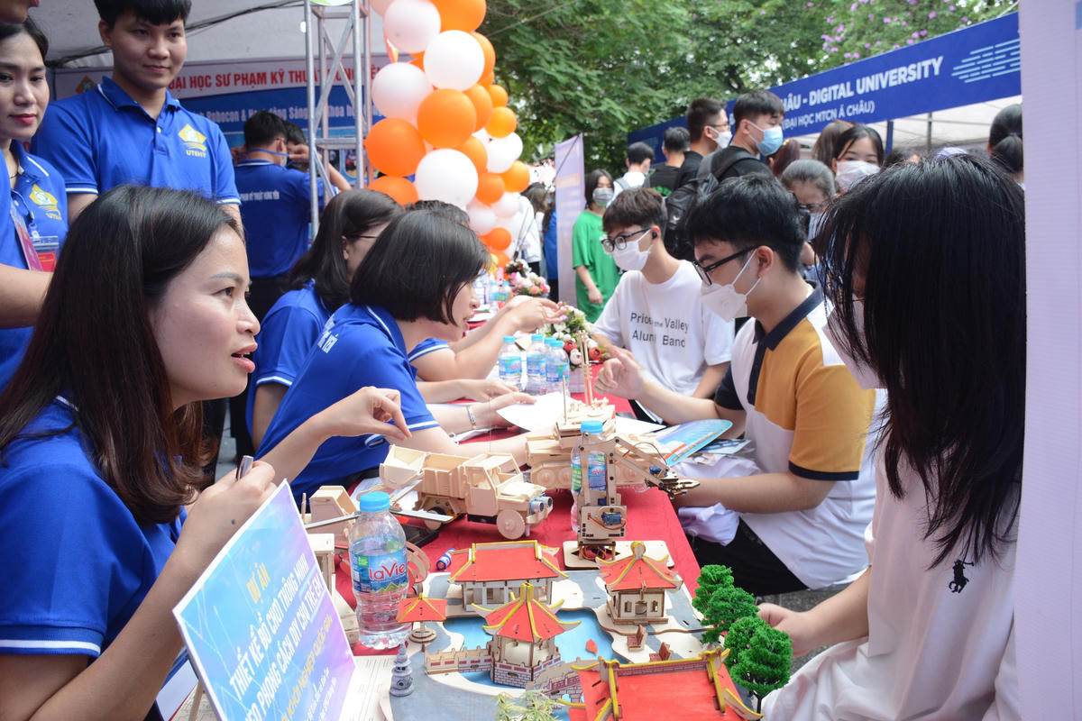 Trường đại học tư vấn tuyển sinh cho thí sinh.