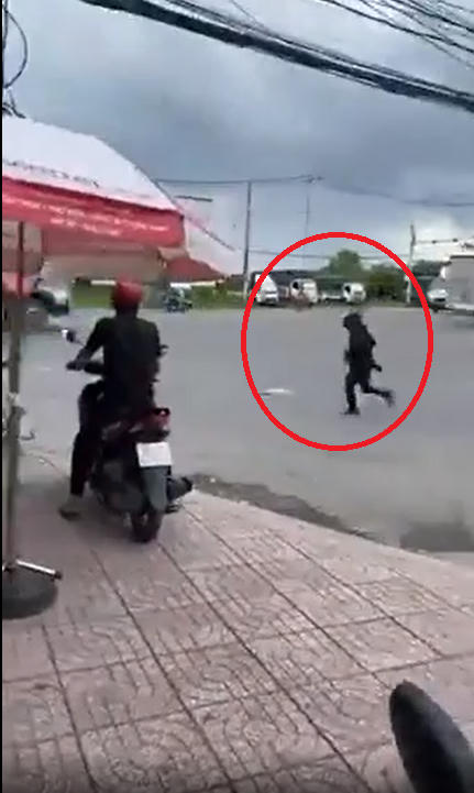 Nghi phạm (khoanh đỏ). Ảnh cắt từ clip.