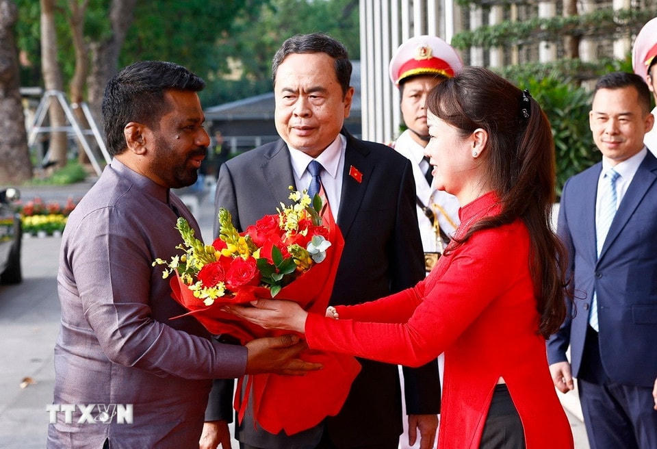 Chủ tịch Quốc hội Trần Thanh Mẫn đón Tổng thống Sri Lanka Anura Kumara Dissanayaka. (Ảnh: Doãn Tấn/TTXVN)