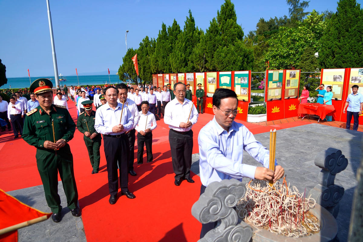 Chủ tịch nước Võ Văn Thưởng cùng các đại biểu dâng hương tại tượng đài Chủ tịch Hồ Chí Minh trên đảo Cô Tô.