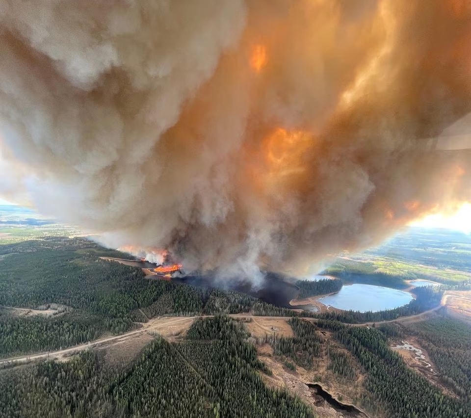Cột khói bốc lên từ đám cháy rừng EWF031 gần Lodgepole, Alberta, Canada. Ảnh: Reuters.