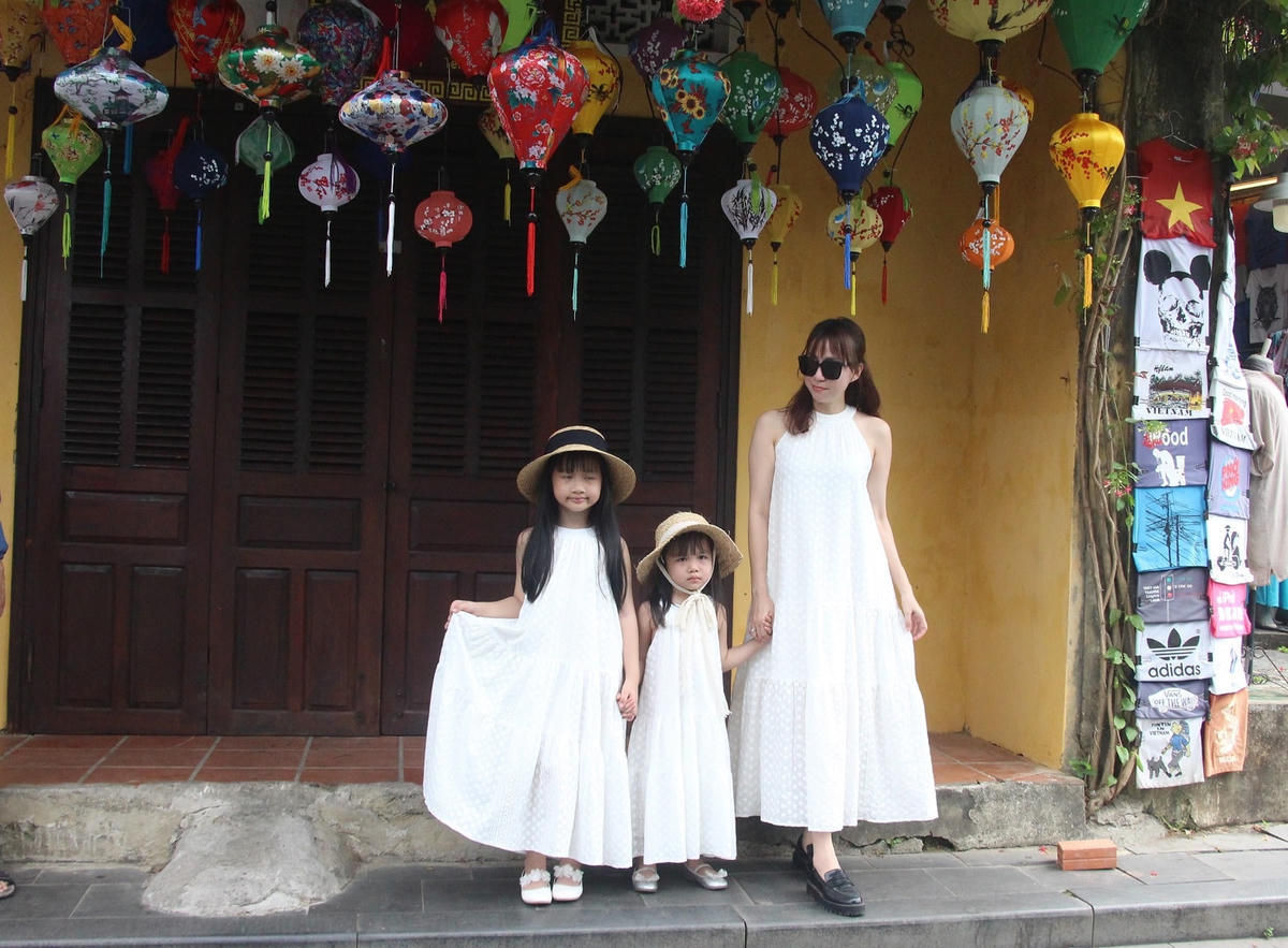Các em nhỏ cùng phụ huynh chụp ảnh bên ngôi nhà cổ Hội An.