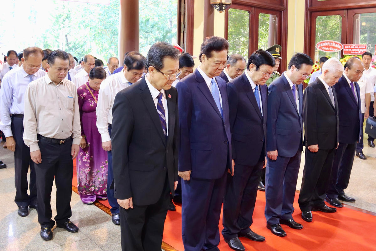 Chủ tịch nước Võ Văn Thưởng và Đoàn công tác Trung ương dành phút mặc niệm Chủ tịch Tôn Đức Thắng.
