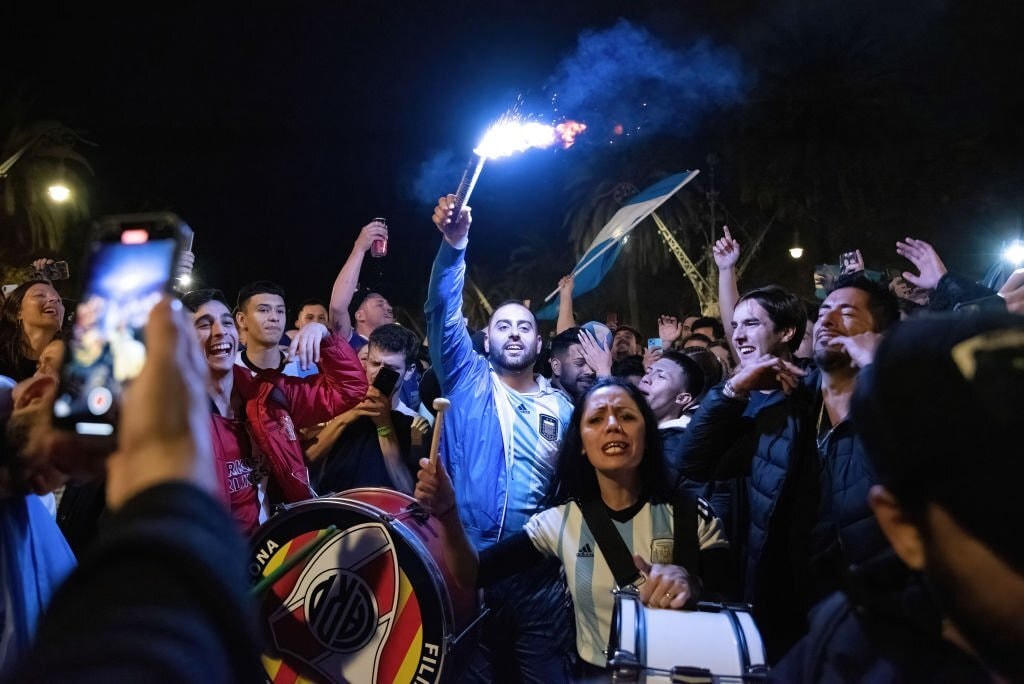 CĐV Argentina đi từ cảm xúc vui sướng, chết lặng rồi bùng nổ. Ảnh: Getty.