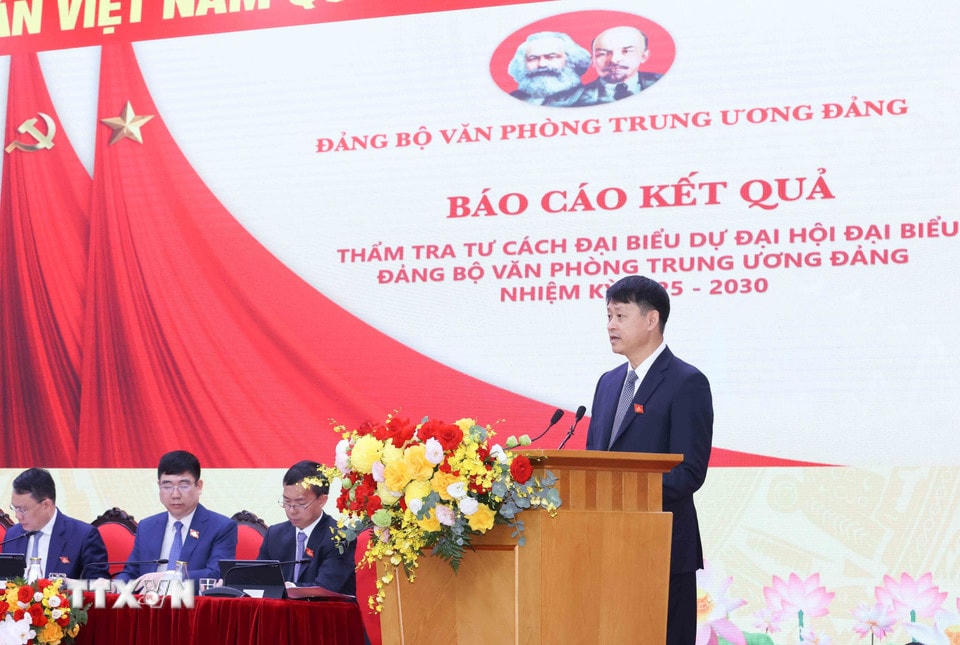 Đồng chí Nguyễn Mạnh Thắng, Chủ nhiệm Ủy ban Kiểm tra Đảng ủy Văn phòng Trung ương Đảng trình bày báo cáo thẩm tra tư cách đại biểu. (Ảnh: Phương Hoa/ TTXVN)