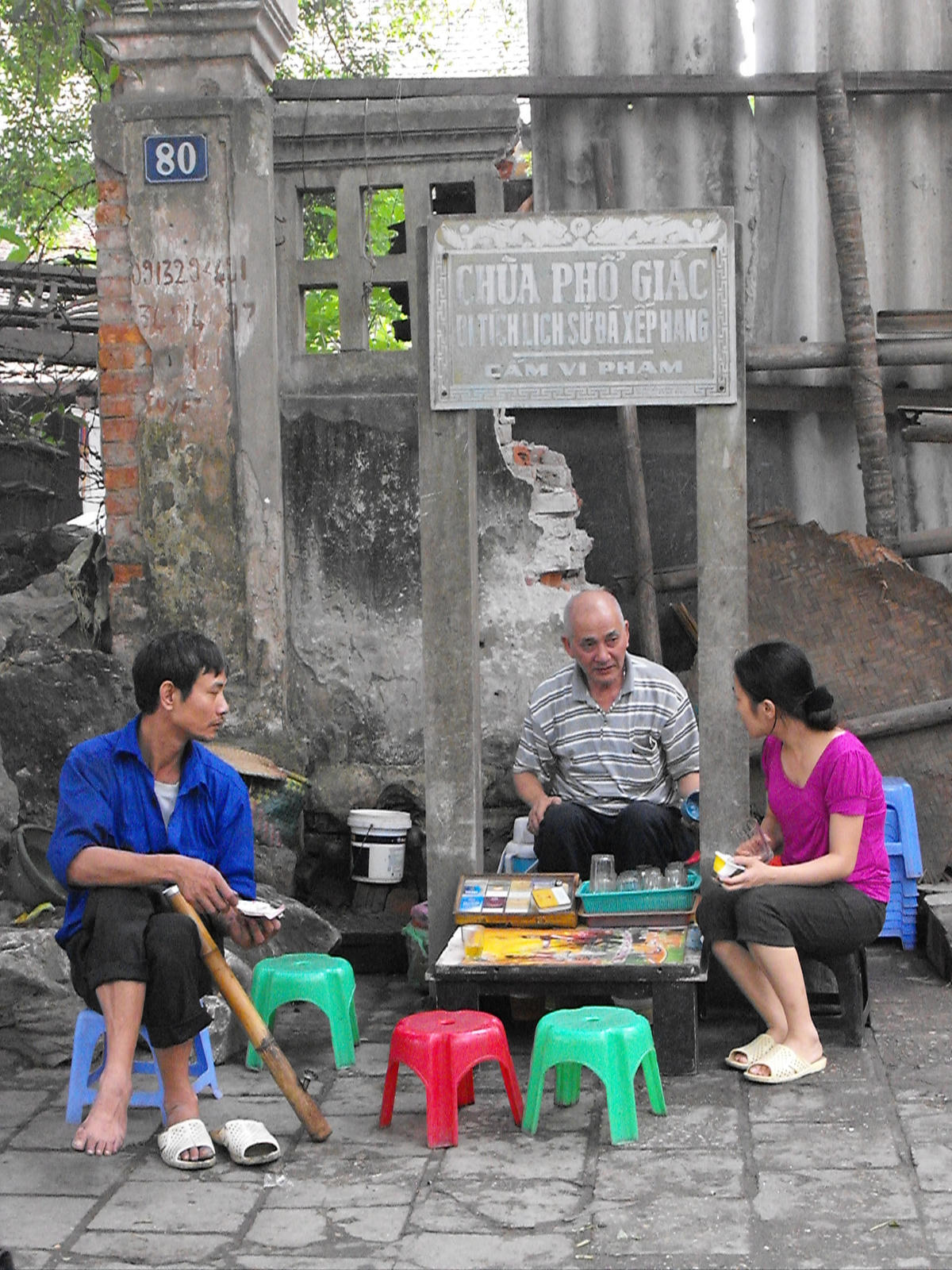 Chủ và khách trò chuyện thân tình.  