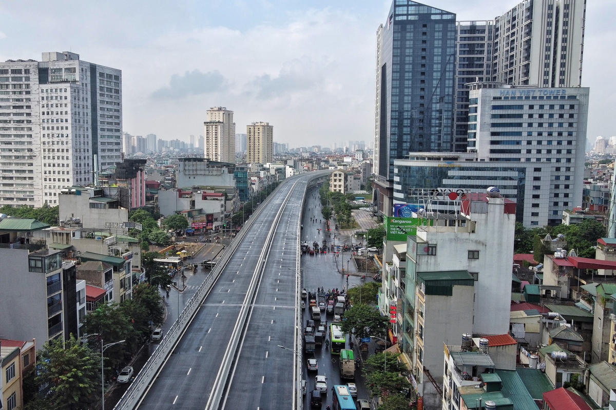 Dự án đường Vành đai 2 là tuyến giao thông nội đô Hà Nội, dài 43,6 km, chạy qua Vĩnh Tuy - Minh Khai - Đại La - Ngã Tư Vọng - Trường Chinh - Ngã Tư Sở… tạo thành vòng tròn khép kín.
