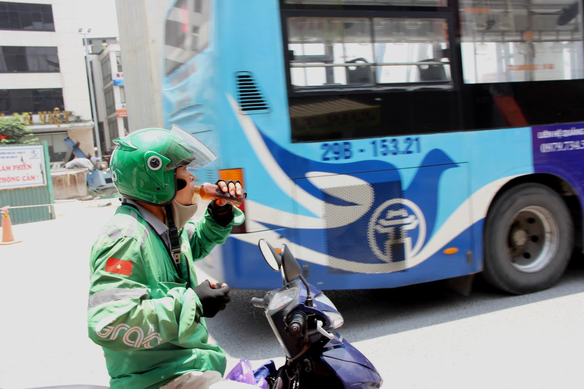 Anh Nguyễn Văn Tùng một tài xế chạy xe ôm công nghệ cho biết: "Tôi chạy xe ôm công nghệ ở Hà Nội đã 3 năm nay rồi. Giữa thời tiết nắng nóng như này mà được tặng chai nước mát lạnh để uống thì cảm thấy sảng khoái, tỉnh táo và vơi bớt phần nào nóng nực giữa mùa hè hơn".