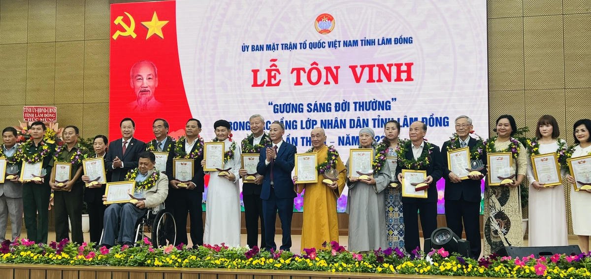 Chủ tịch UBND tỉnh Trần Văn Hiệp và Chủ tịch Ủy ban MTTQ Việt Nam tỉnh Phạm Triều tặng hoa, biểu trưng tôn vinh gương sáng đời thường.