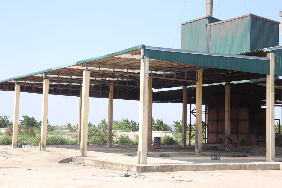 Người dân sống gần lò đốt rác phản ánh, trong 4 năm hoạt động, họ phải đóng tiền rác thải và mang ra lò này để xử lý nhưng mỗi lần đốt, khói bụi bay vào trong làng rất ô nhiễm. 