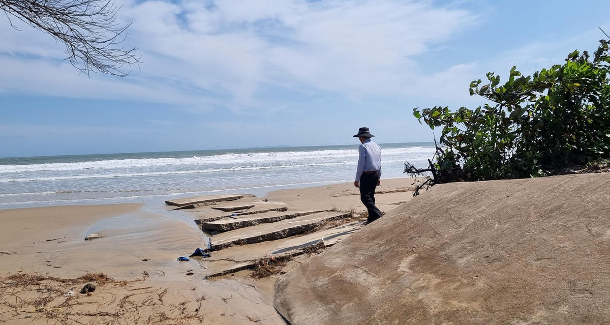 Đường ra biển thôn Châu Me sóng biển đánh hư hỏng.