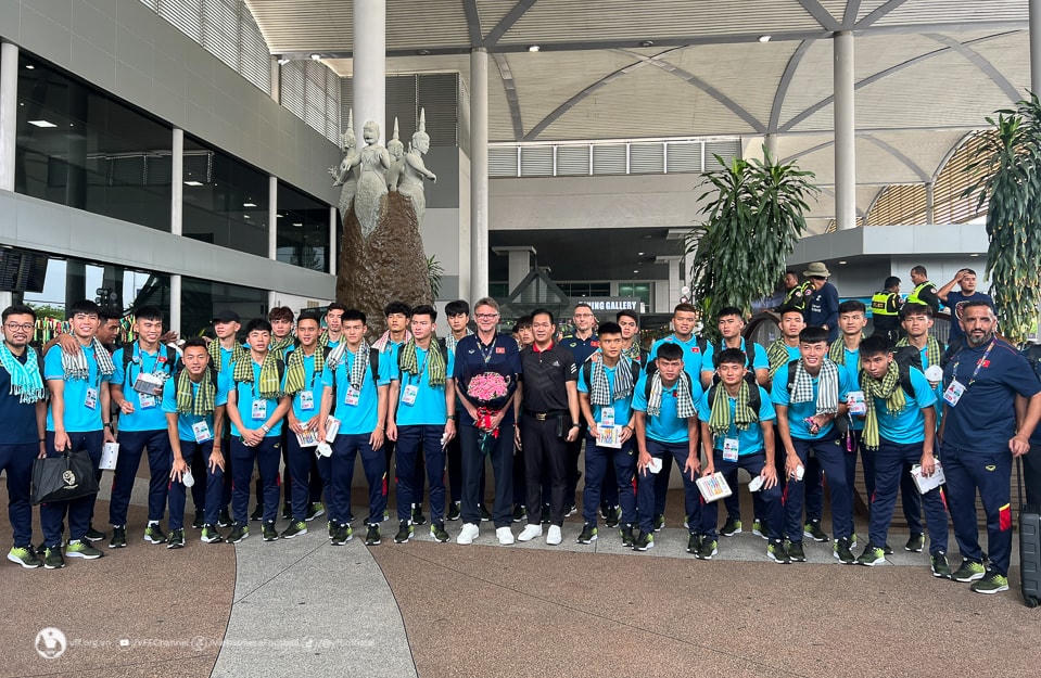 ĐT U22 Việt Nam chụp ảnh lưu niệm tại sân bay quốc tế Phnom Penh. Ảnh: VFF.