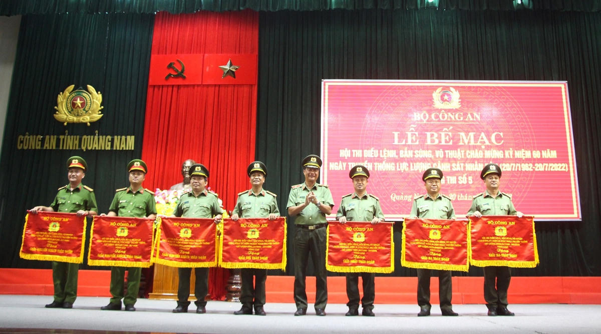 Thiếu tướng Lê Hồng Hiệp trao cờ Nhất, Nhì và Ba toàn đoàn cho các Đội tuyển Công an ở bảng thi số 5.