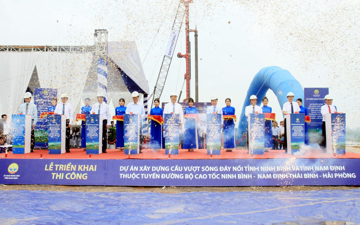 Lãnh đạo Bộ GTVT, lãnh đạo tỉnh Nam Định, lãnh đạo tỉnh Ninh Bình thực hiện nghi thức triển khai thi công cầu vượt sông Đáy.