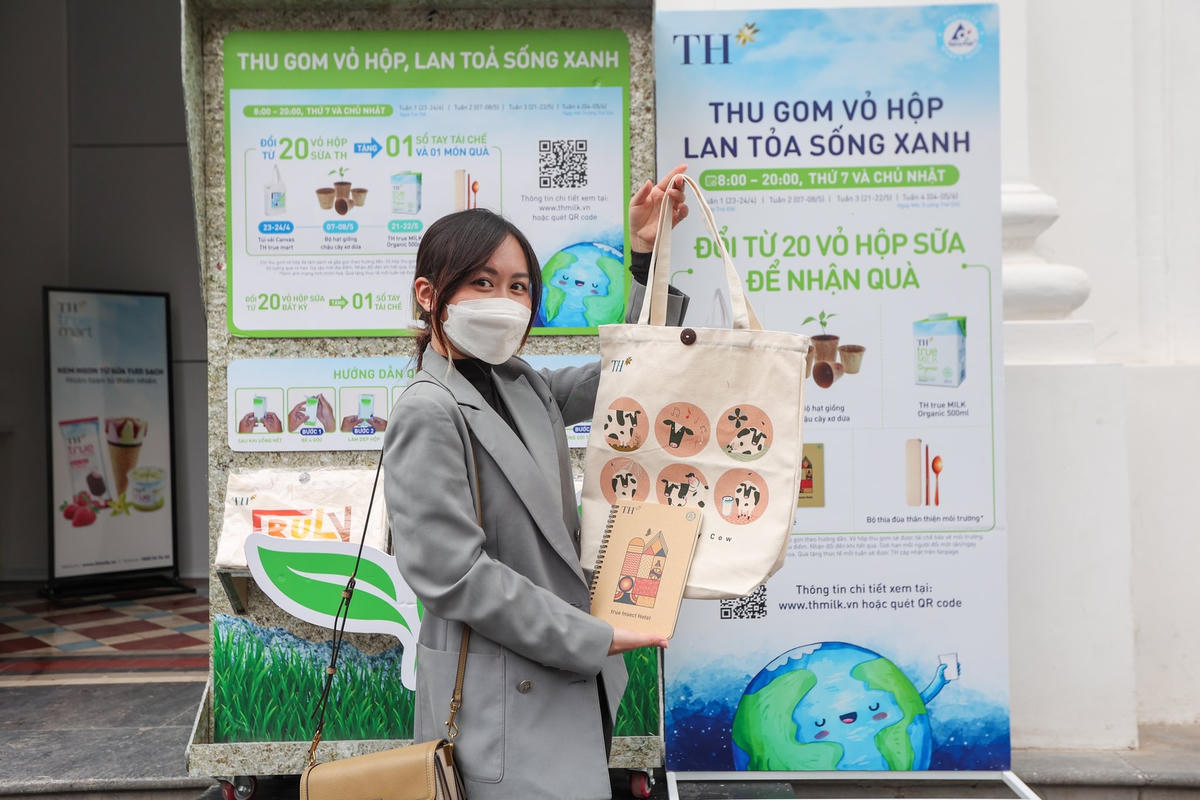 Tập đoàn TH khuyến khích khách hàng sống xanh thay thế túi ni-lon bằng túi vải canvas.