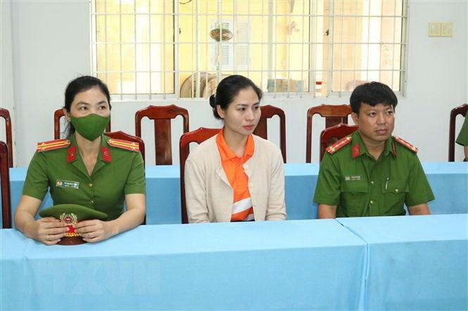 Cơ quan Cảnh sát Điều tra Công an tỉnh tống đạt các quyết định đối với bị can Phạm Thị Thanh Thùy. (Ảnh: TTXVN phát).
