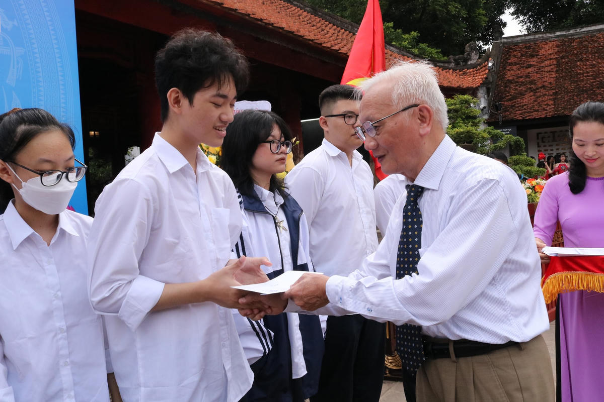 Thầy Nguyễn Tùng Lâm trao phần thưởng cho học sinh có điểm cao vào lớp 10 năm học 2023-2024.