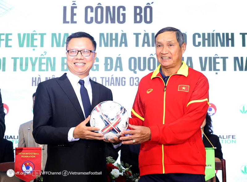 HLV trưởng ĐT Nữ QG trao bóng lưu niệm cho đại diện nhà tài trợ Herbalife, ông Vũ Văn Thắng