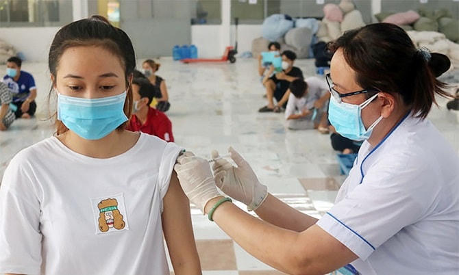 Việc tiêm các mũi nhắc lại (mũi 3, mũi 4) vaccine phòng Covid-19 là cần thiết, tránh nguy cơ bị bệnh nặng và tử vong trong điều kiện xuất hiện các biến chủng mới.  