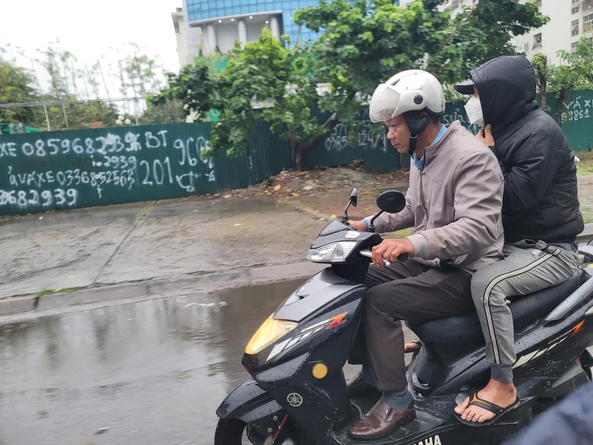 Nhiều người chọn cho mình áo khoác dày trước khi ra đường cho đủ ấm.
