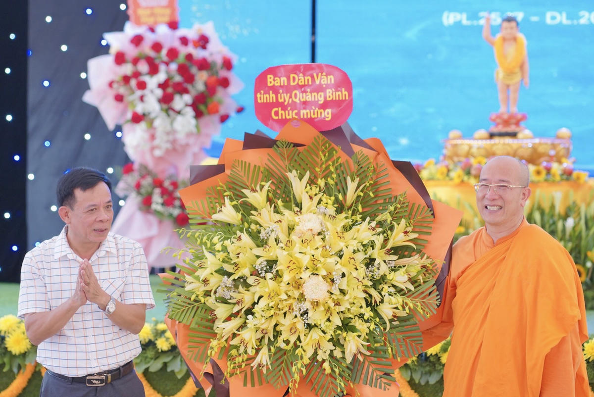 Ban Dân vận tỉnh uỷ Quảng Bình kính tặng lẵng hoa chúc mừng lễ Phật đản tại Minh Hóa.