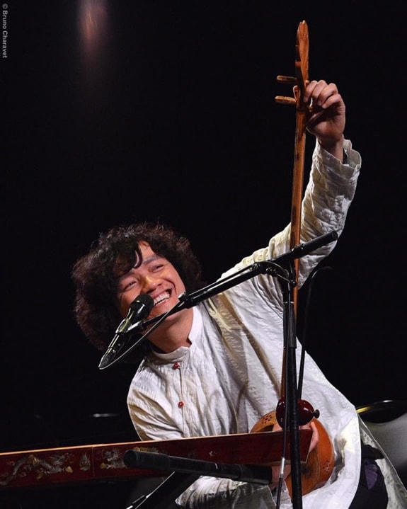 Nghệ sĩ Ngô Hồng Quang biểu diễn tại Paris (Pháp). Ảnh: Bruno Charavet.