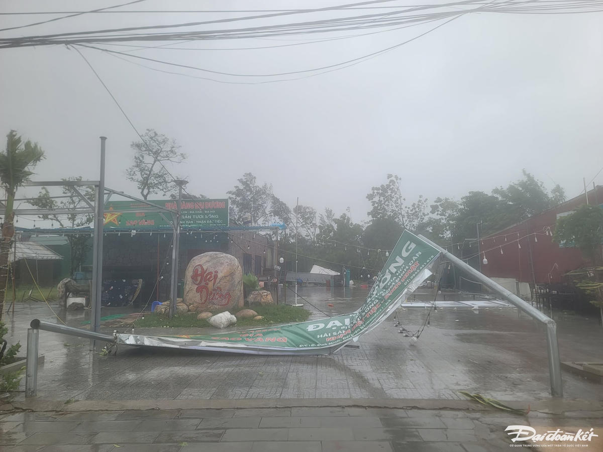 Tại một nhà hàng khác, biển quảng cáo bị gãy đổ do ảnh hưởng của bão số 5. 
