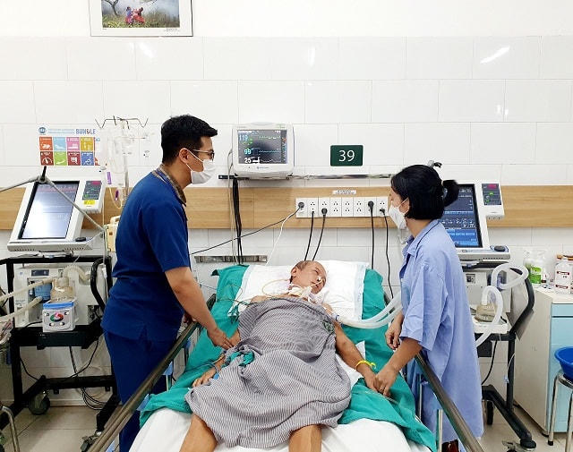 Điều trị bệnh nhân ngộ độc rượu tại Bệnh viện Mạch Mai. Ảnh: BVCC.