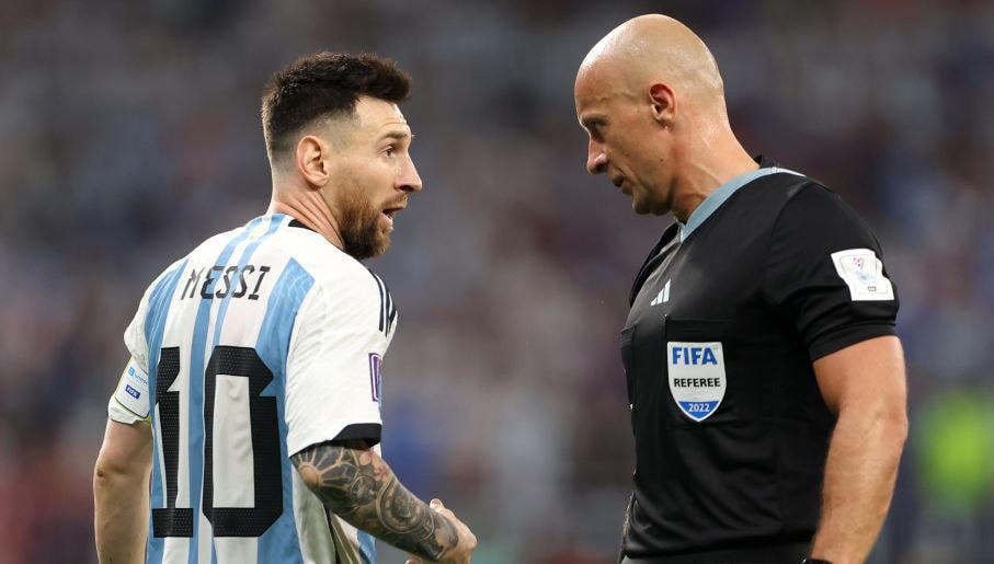 Ông  cũng là người cầm cân nảy mực trận Argentina 2-1 Australia, vòng 16 đội.