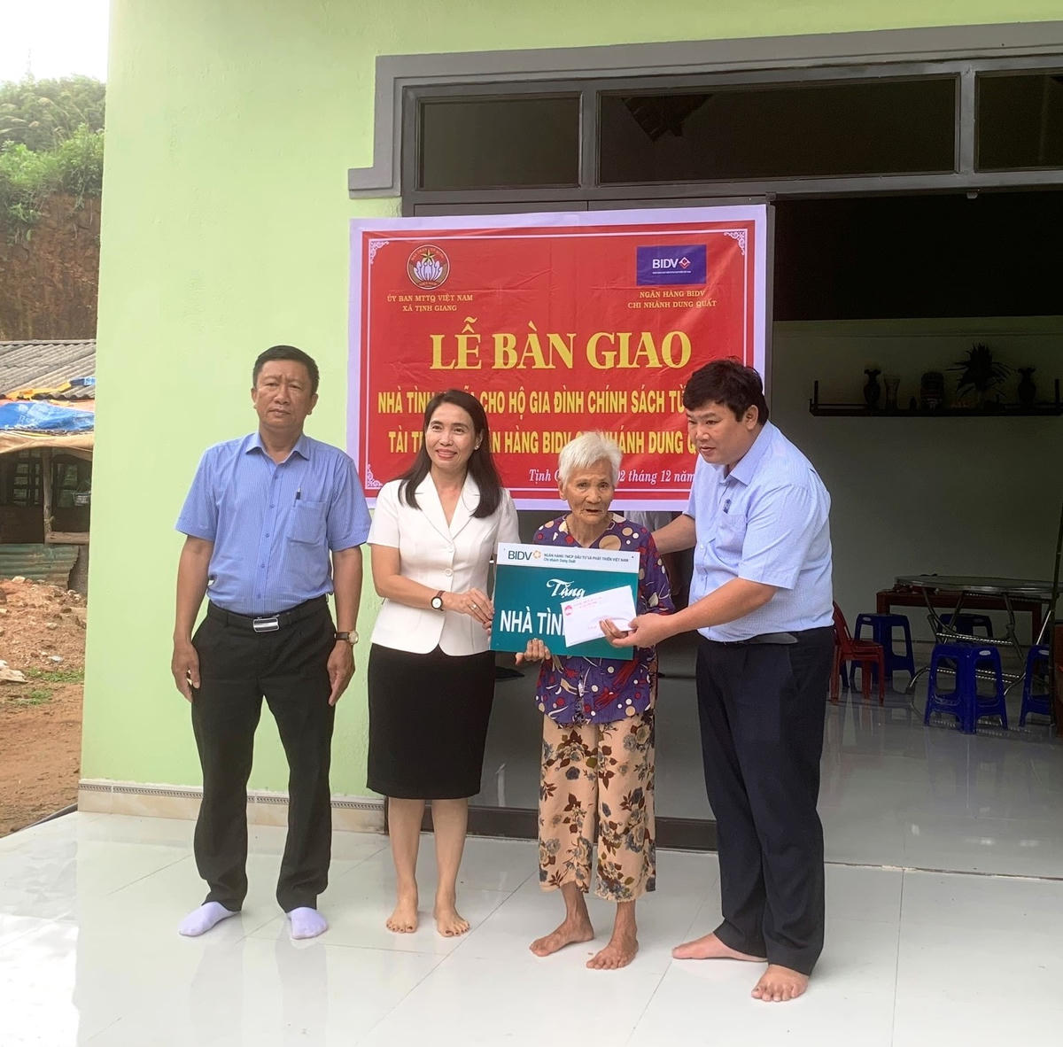 Bàn giao nhà tình nghĩa cho gia đình chính sách ở huyện Sơn Tịnh.