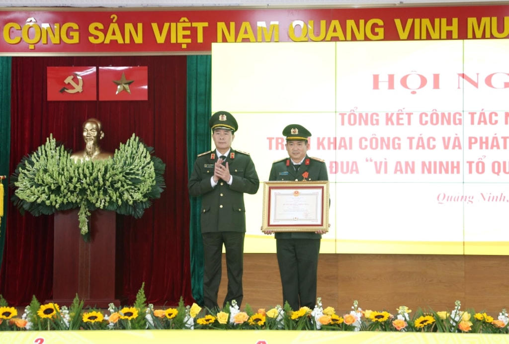 Giám đốc Công an tỉnh Đinh Văn Nơi đón nhận Huân chương Chiến công hạng Nhì của Chủ tịch nước CHXHCN Việt Nam vào ngày 24/12/2022. Ảnh: QMG.