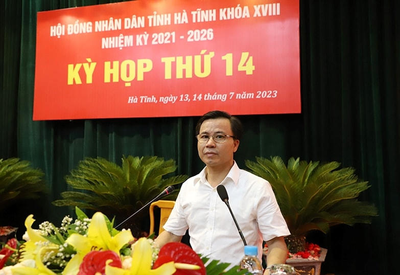 Ông Lê Ngọc Huấn, Giám đốc Sở TNMT Hà Tĩnh trả lời chất vấn vào sáng 14/7.
