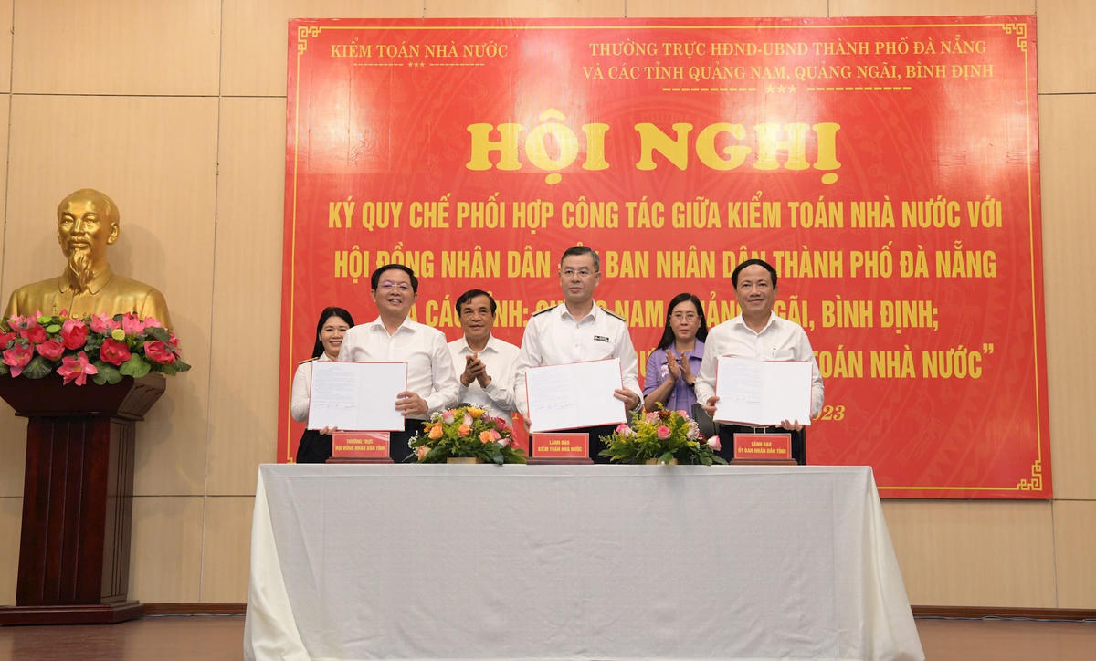 Đại diện Thường trực HĐND, UBND tỉnh Bình Định ký Quy chế phối hợp với KTNN. Ảnh: Nguyễn Ly