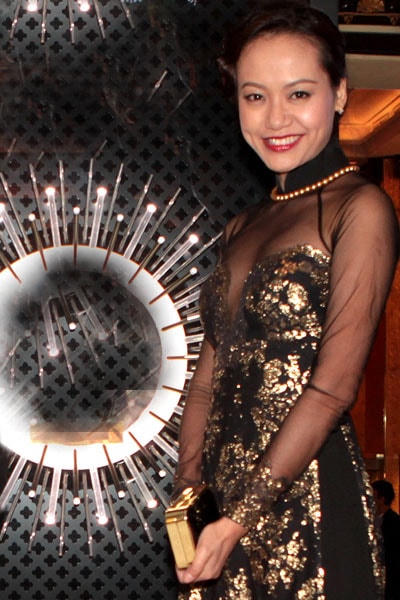 Lần thứ ba làm khách mời tại Cannes, Hồng Ánh tự tin, duyên dáng trên thảm đỏ của Cung Palais des Festivals.