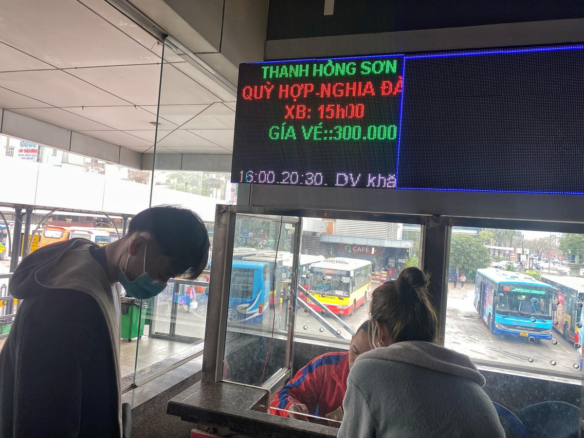 Giá vé được niêm yết ngay tại quầy bán vé.