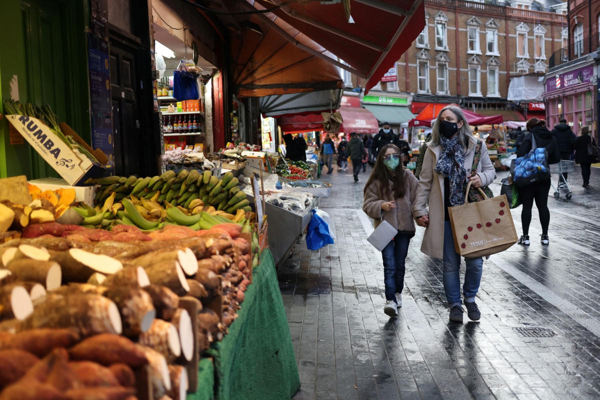 Người dân đi lướt qua chợ Brixton (London, Anh). AFP/Getty Images.