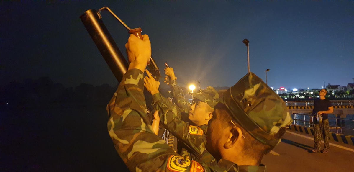 19h30, loạt pháo đầu tiên được bắn lên bầu trời Hạ Long.