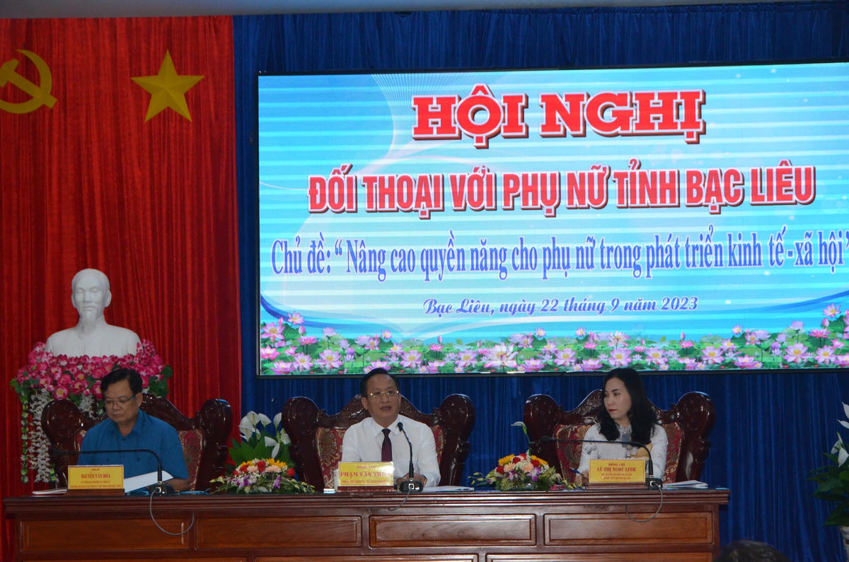 Các vị lãnh đạo chủ trì buổi đối thoại.