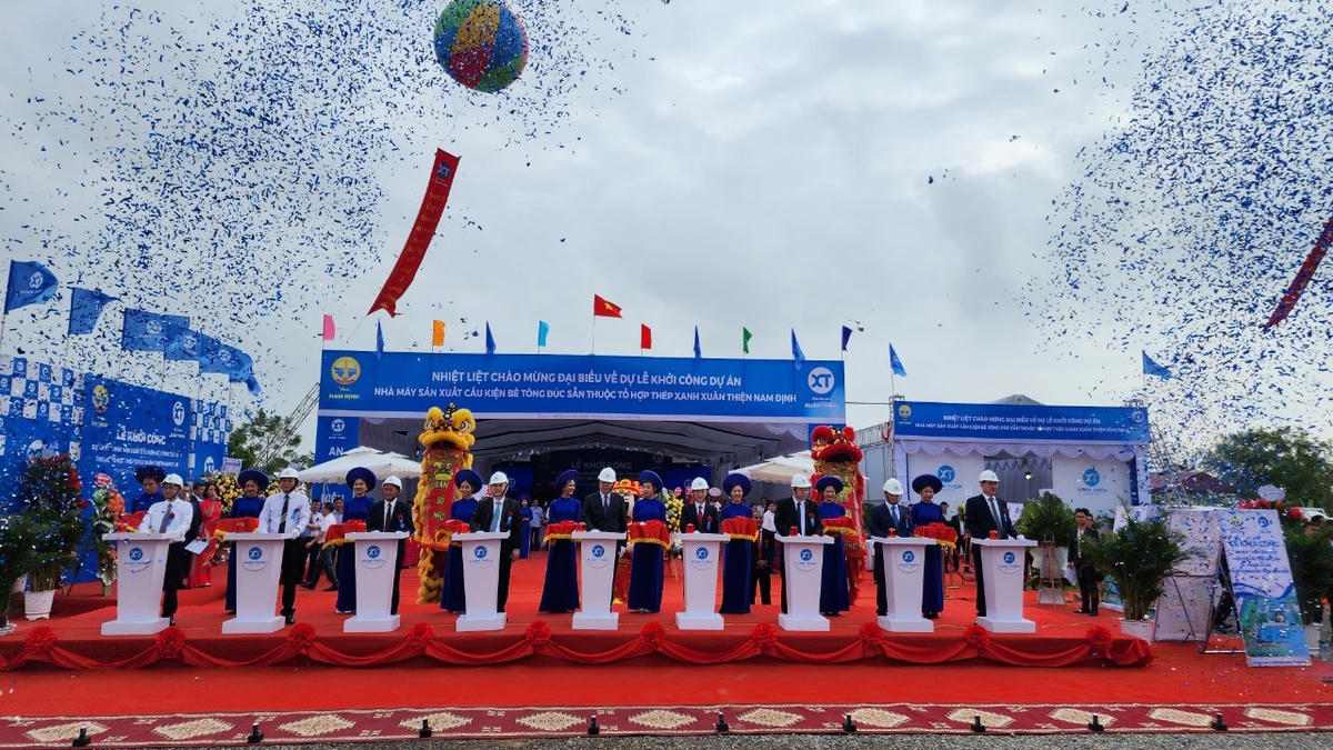 Bí thư Tỉnh ủy Nam Định Phạm Gia Túc, Chủ tịch UBND tỉnh Phạm Đình Nghị, Phó Chủ tịch Thường trực HĐND tỉnh Nguyễn Phùng Hoan, Phó Chủ tịch Thường trực UBND tỉnh Trần Anh Dũng, lãnh đạo huyện Nghĩa Hưng cùng lãnh đạo Tập doàn Xuân Thiện thực hiện nghi thức khởi công dự án.