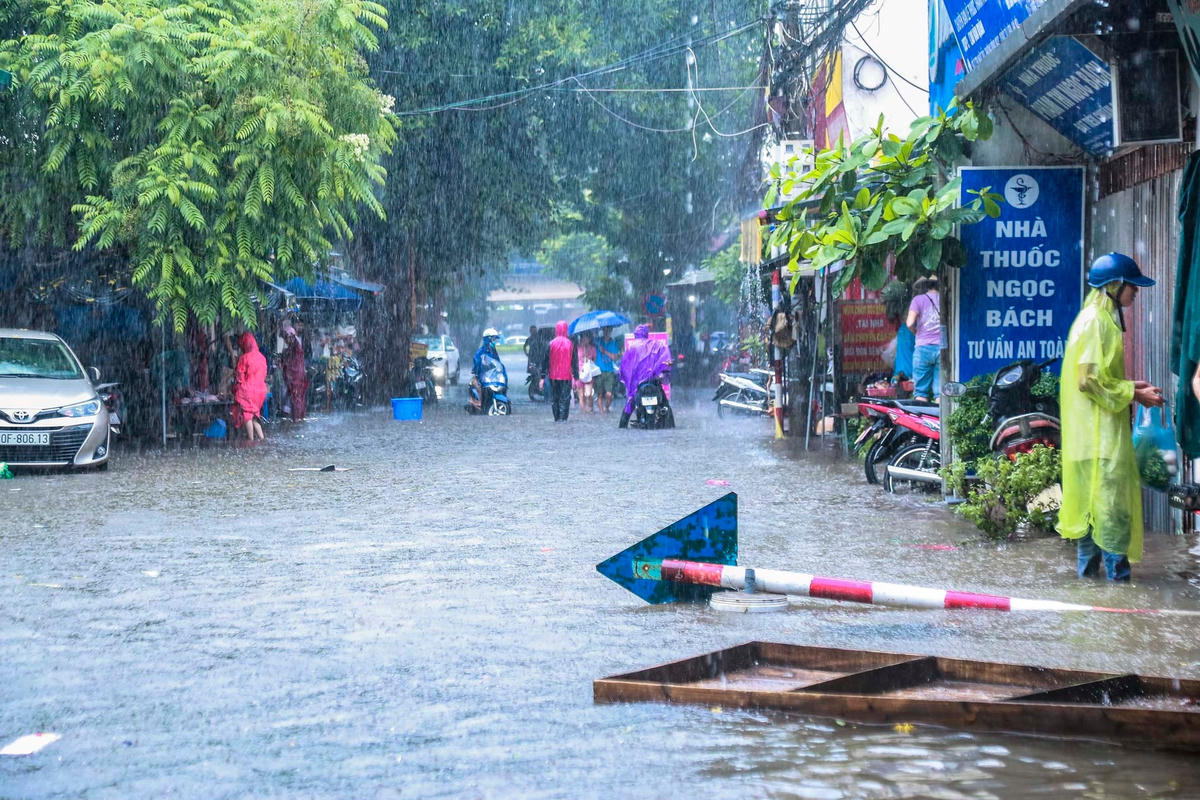 Hà Nội: Mưa xối xả, nhiều nơi ngập sâu