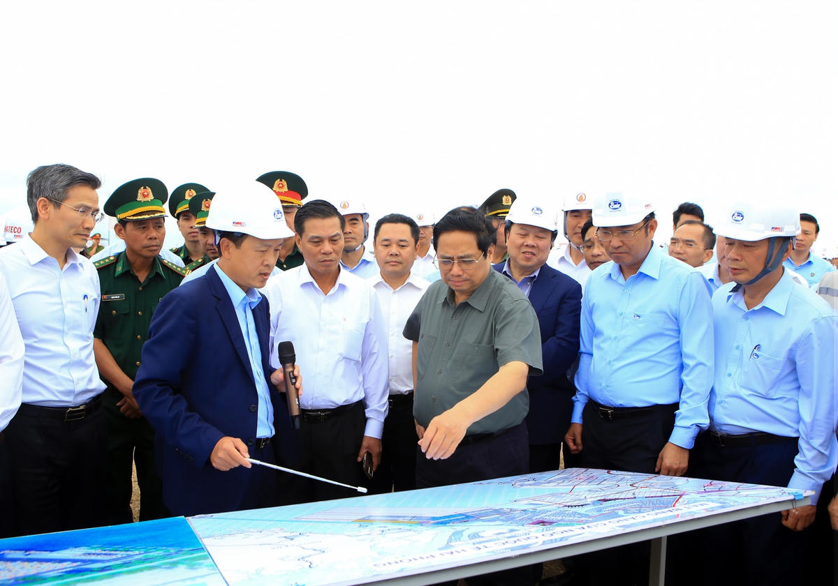 Thủ tướng Chính phủ Phạm Minh Chính nghe báo cáo việc thực hiện các dự án bến cảng 3, 4, 5, 6 tại Lạch Huyện. Ảnh: Cổng thông tin điện tử TP Hải Phòng.