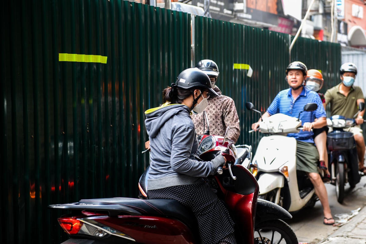Trong trường hợp 2 xe máy đi ngược chiều nhau, thì một trong hai phải chấp nhận leo lên vỉa hè để thoát khỏi cảnh 'mắc kẹt'.