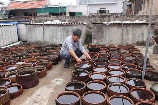Từ hàng trăm năm nay, dân làng Sa Châu (Giao Châu, Giao Thủy, Nam Định) sản xuất nước mắm bằng phương pháp thủ công. 