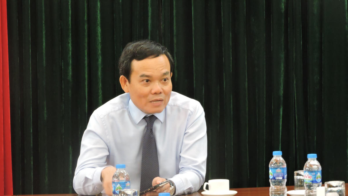 Phó Thủ tướng Trần Lưu Quang trò chuyện cùng thầy, cô giáo Trường PT Vùng cao Việt Bắc.