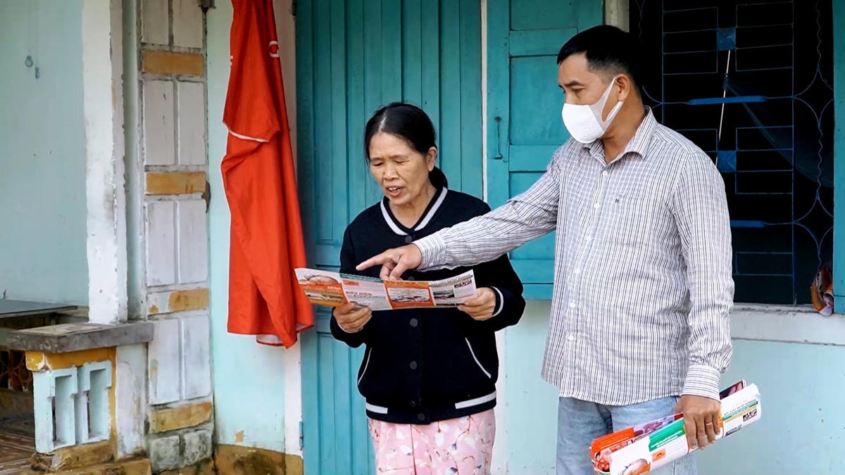 Người dân được cán bộ hướng dẫn phòng chống dịch sốt xuất huyết.