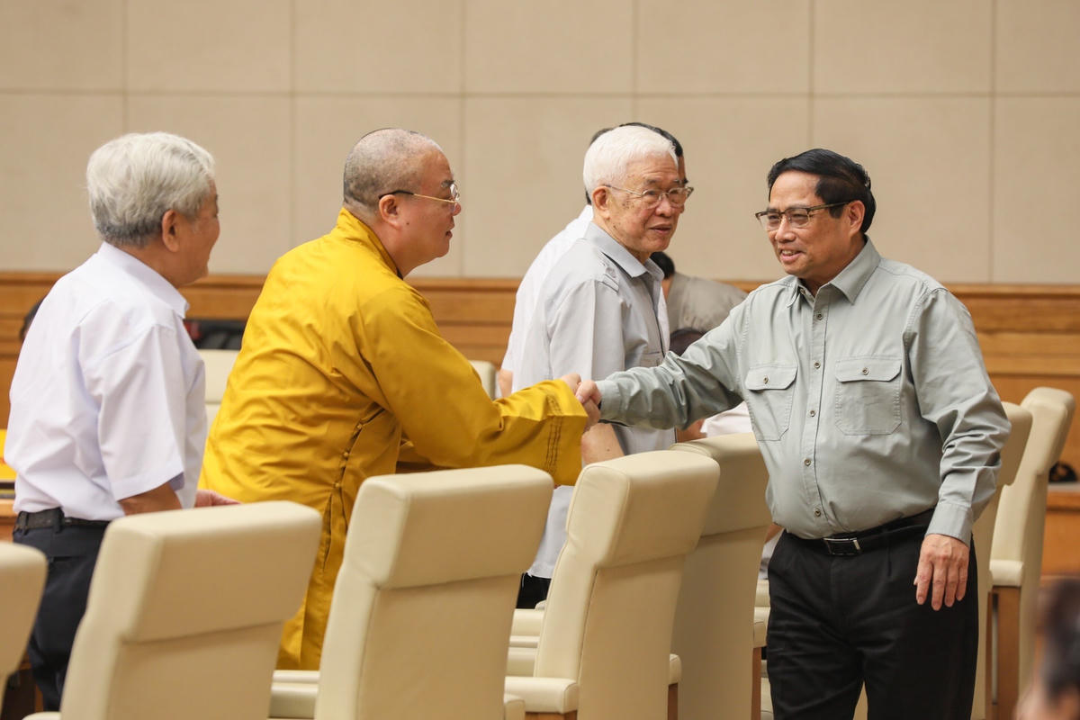 Thủ tướng Chính phủ Phạm Minh Chính gặp gỡ các đại biểu tham dự Hội nghị. Ảnh: Quang Vinh.