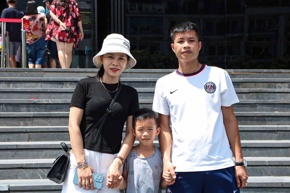 Trong chuyến du lịch 2 ngày 1 đêm tới Hạ Long, Bảo tàng Quảng Ninh là địa điểm tham quan mà gia đình chị Đào Thị Ngọc (Tuyên Quang) nhất định phải tới. Chị Ngọc chia sẻ: “Gia đình mình cảm thấy rất ấn tượng khi đến với bảo tàng, đây chắc chắn sẽ là trải nghiệm thú vị”.